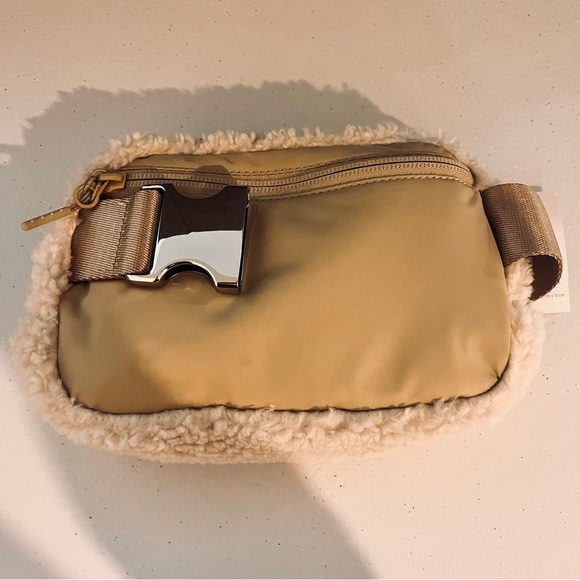 Lululemon Everywhere Belt Bag Sherpa Fleece NWT - Picture 7 of 8